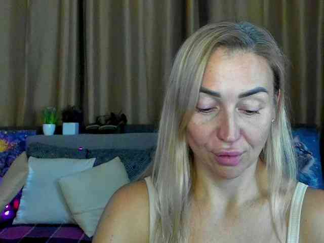 Jullyblondkiss webcam