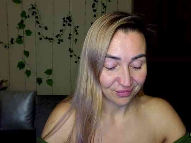 Jullyblondkiss webcam