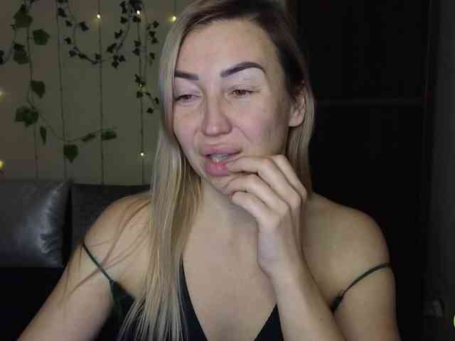 Jullyblondkiss webcam