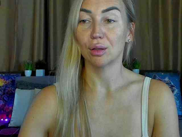 Jullyblondkiss webcam