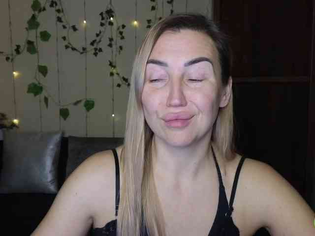 Jullyblondkiss webcam