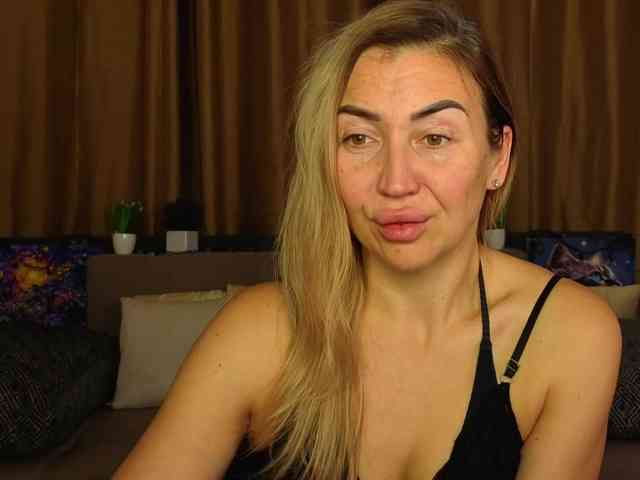 Jullyblondkiss webcam