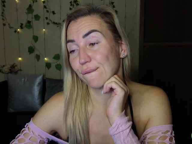 Jullyblondkiss webcam