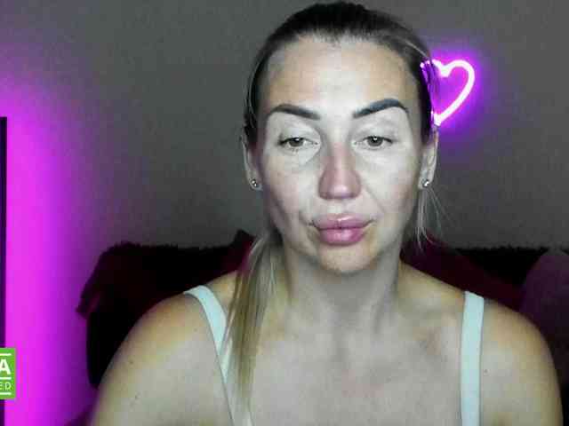 Jullyblondkiss webcam