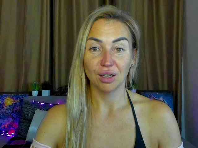 Jullyblondkiss webcam