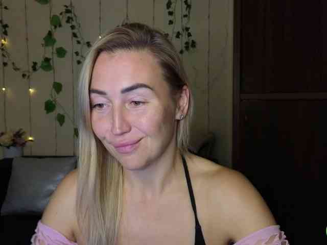 Jullyblondkiss webcam