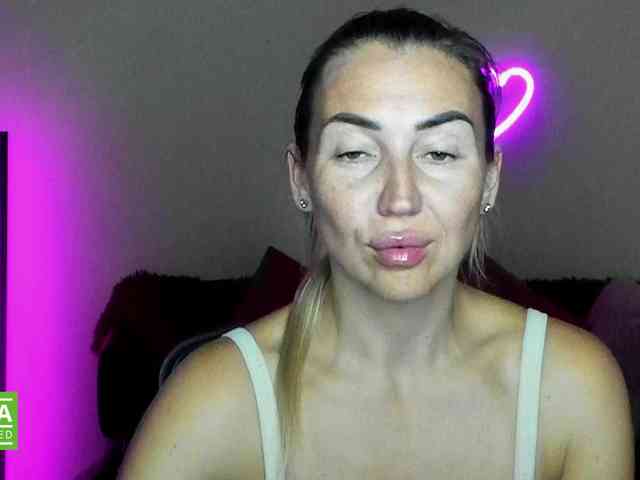 Jullyblondkiss webcam