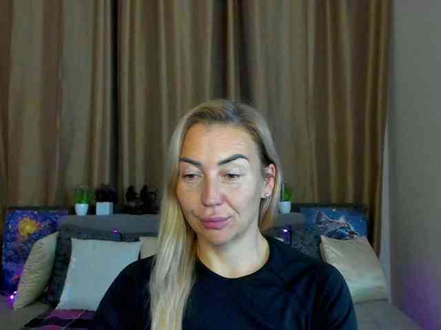 Jullyblondkiss webcam