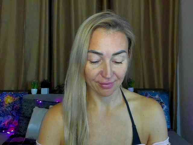 Jullyblondkiss webcam