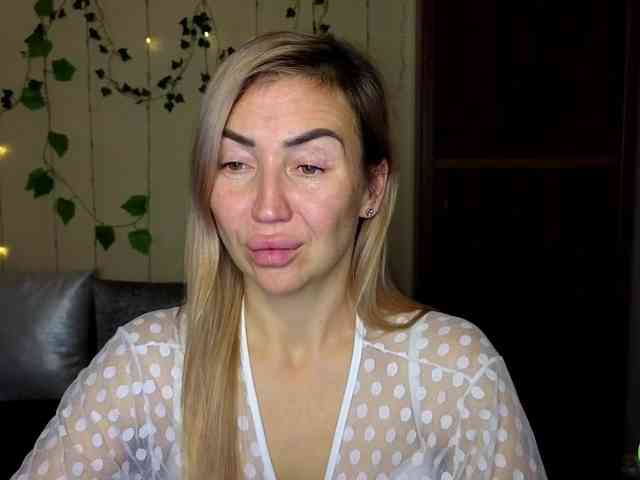 Jullyblondkiss webcam