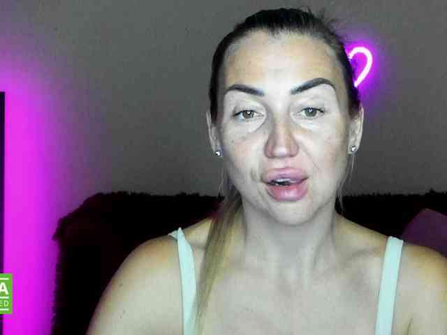 Jullyblondkiss webcam