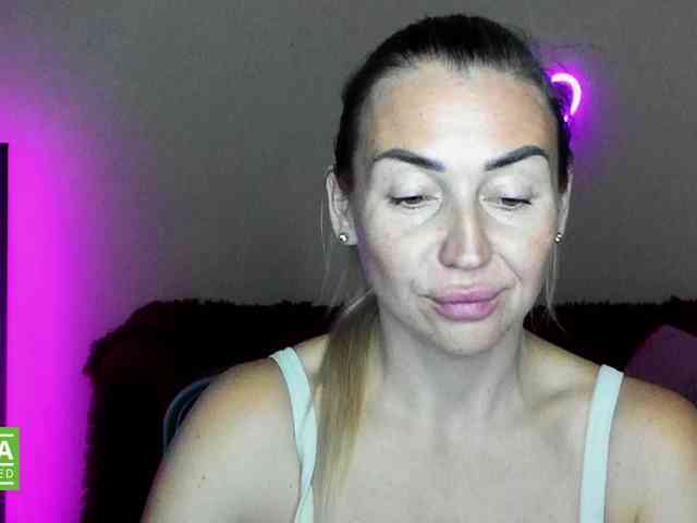 Jullyblondkiss webcam