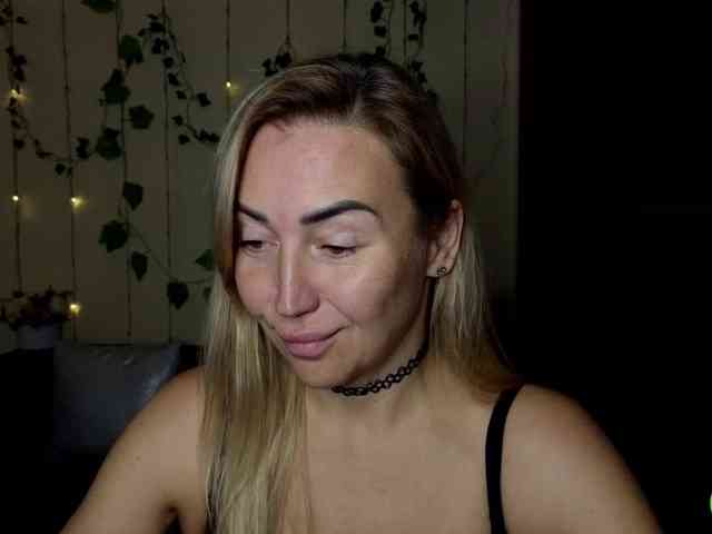 Jullyblondkiss webcam