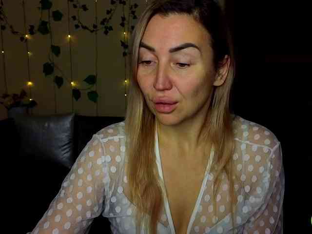 Jullyblondkiss webcam