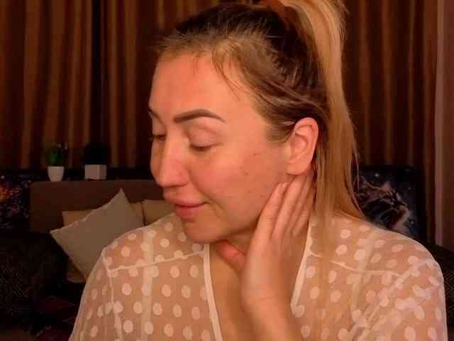 Jullyblondkiss webcam