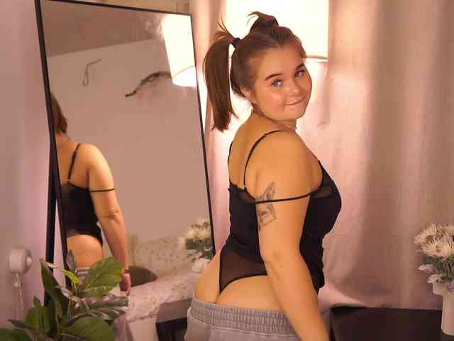YesImAnna webcam