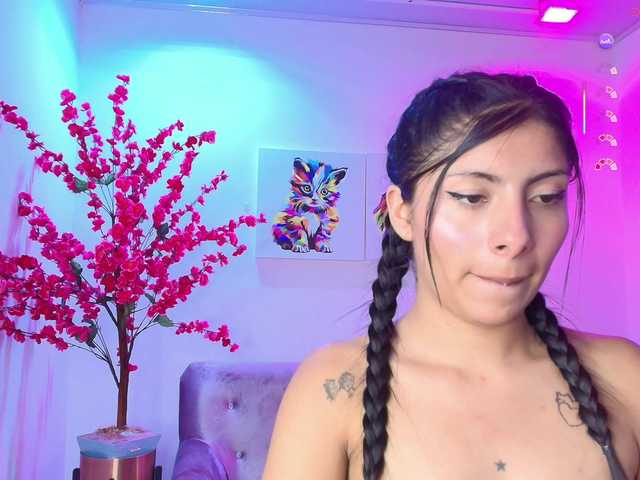 Leia-laurent Live Cam on BongaCams