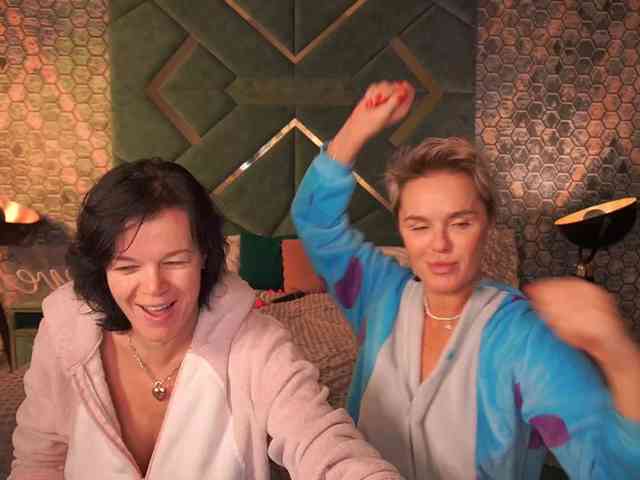 PleasureWeCouple Live Webcam on {site_name}