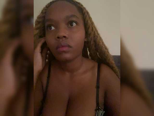 Curvy-maxy9's BongaCams show and profile