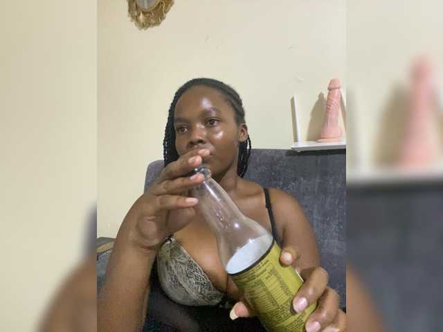 Curvy-maxy9's BongaCams show and profile