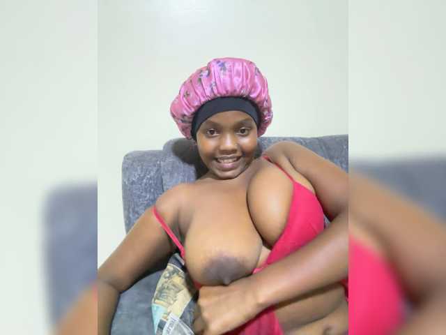 Curvy-maxy9's BongaCams show and profile