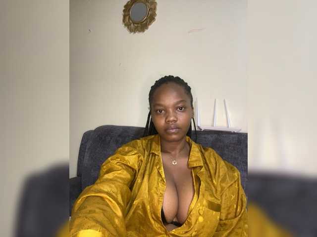Curvy-maxy9's BongaCams show and profile