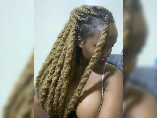 Curvy-maxy9's BongaCams show and profile