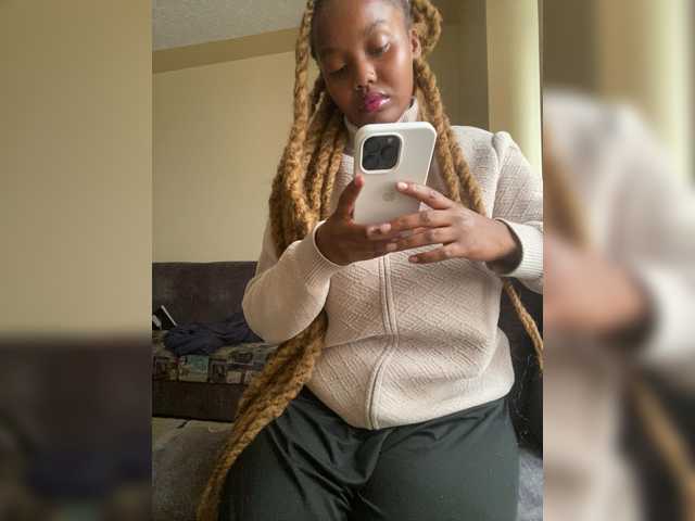 Curvy-maxy9's BongaCams show and profile