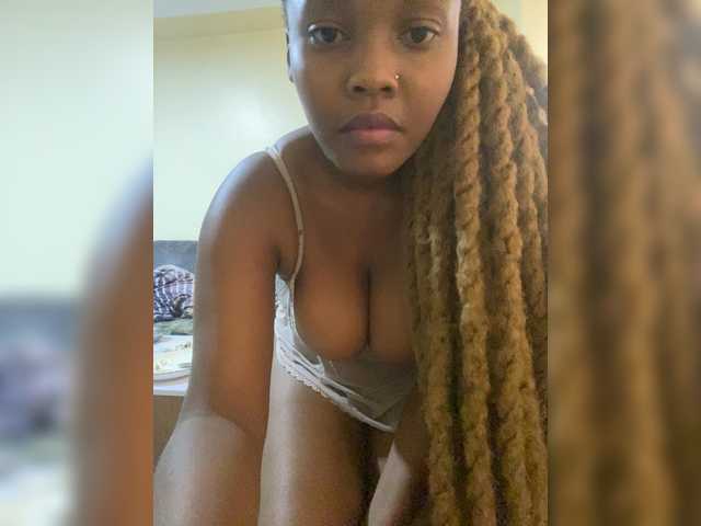 Curvy-maxy9's BongaCams show and profile