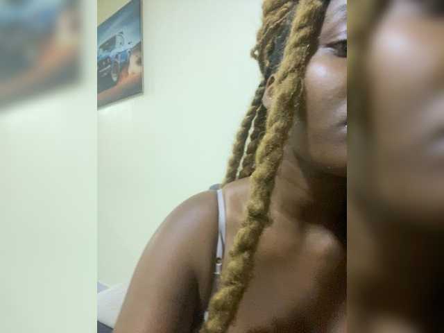 Curvy-maxy9's BongaCams show and profile