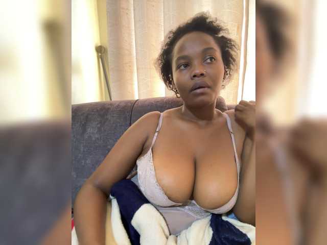 Curvy-maxy9's BongaCams show and profile