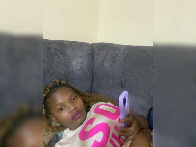 Curvy-maxy9's BongaCams show and profile