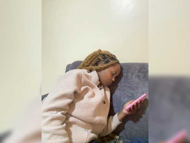 Curvy-maxy9's BongaCams show and profile