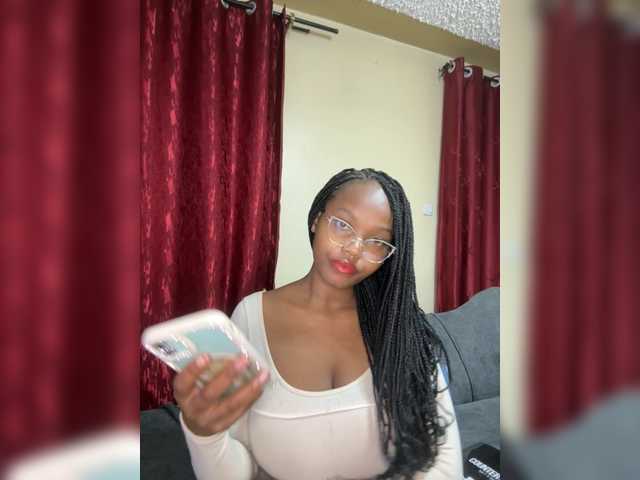 Curvy-maxy9 from BongaCams