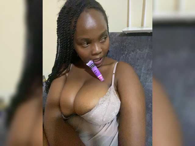 Curvy-maxy9's BongaCams show and profile