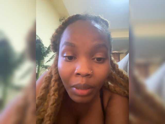 le modèle Curvy-maxy9 est en webcam porno dans un show sur le site bongacams, il possède les tags suivants: Ebony,Blonde,Trimmed