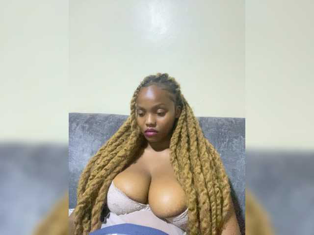 Curvy-maxy9's BongaCams show and profile