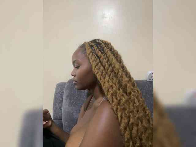 Curvy-maxy9 Live Webcam on BongaCams