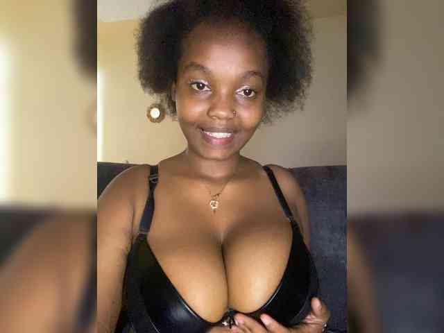 Curvy-maxy9 webcam