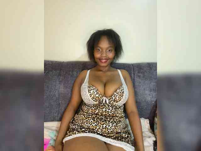 Curvy-maxy9 Live Webcam on BongaCams