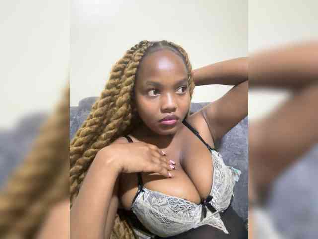 Curvy-maxy9 Live Webcam on BongaCams