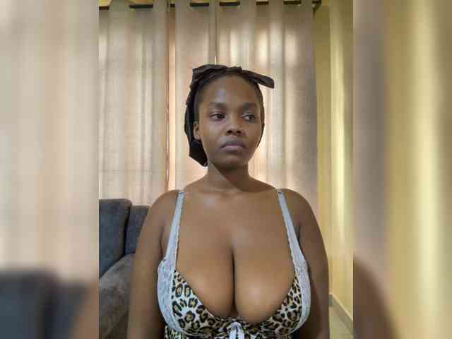 Curvy-maxy9 Live Webcam on BongaCams