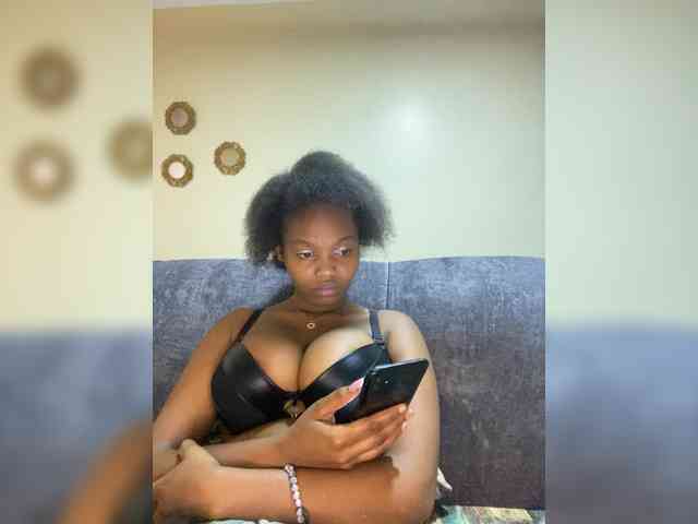 Curvy-maxy9 webcam