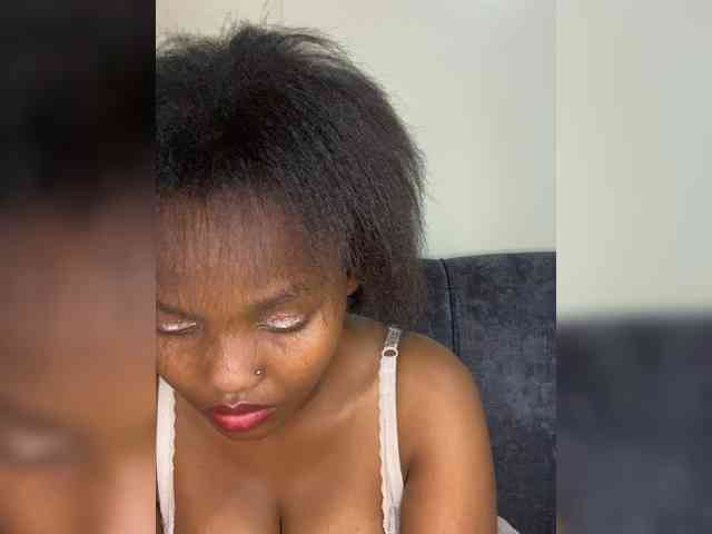 Curvy-maxy9 Live Webcam on BongaCams