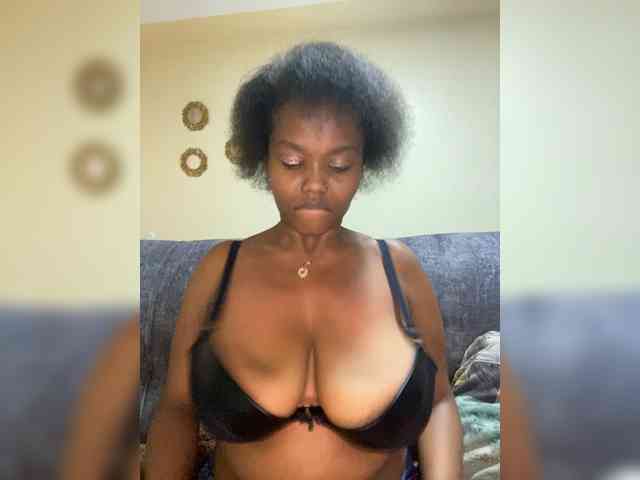 Curvy-maxy9 webcam