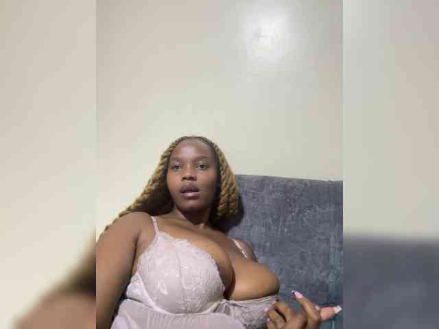 Curvy-maxy9 Live Webcam on BongaCams