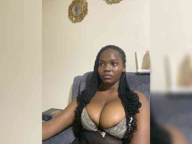 Curvy-maxy9 Live Webcam on BongaCams