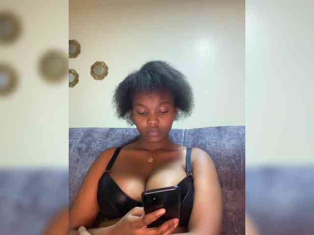Curvy-maxy9 webcam