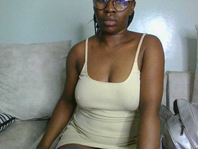 le modèle kerry-2 est en webcam porno dans un show sur le site bongacams, il possède les tags suivants: Ebony,Brunette,Shaved