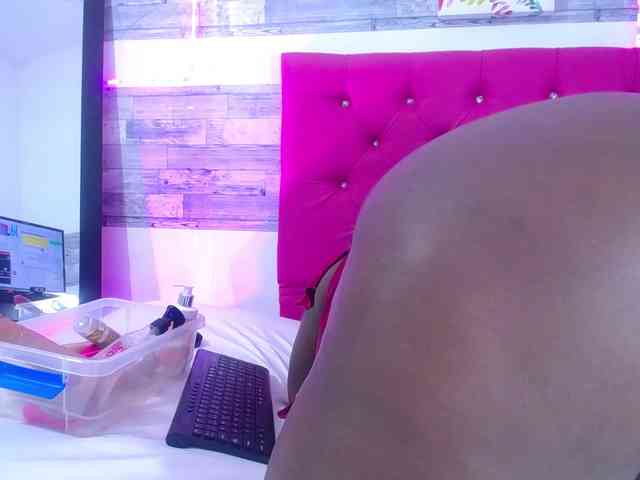 ebony-NeighborMoans webcam